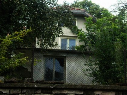 Detached one storey house near Gabrovo with farm-like buildings  Ref. No 591024